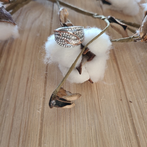 💥💥NEW💥💥Beautiful Twisted ROSE GOLD and SILVER Plated CZ cocktail ring - Picture 8 of 11
